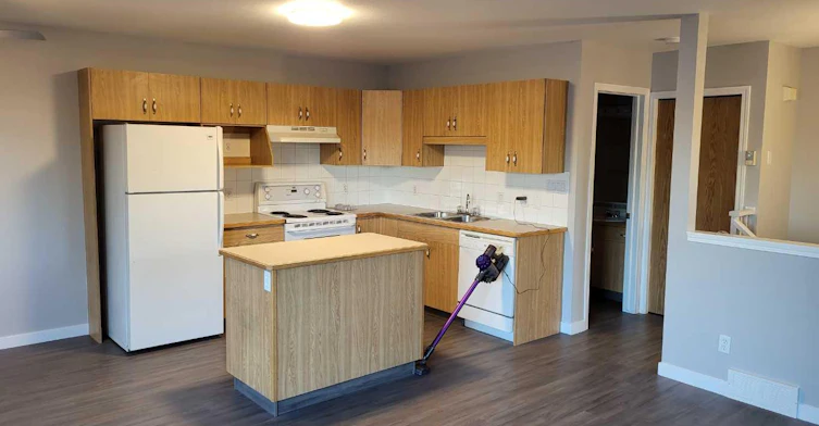 3-236 St. James Boulevard N, Lethbridge, AB, T1H 6R2 - 3