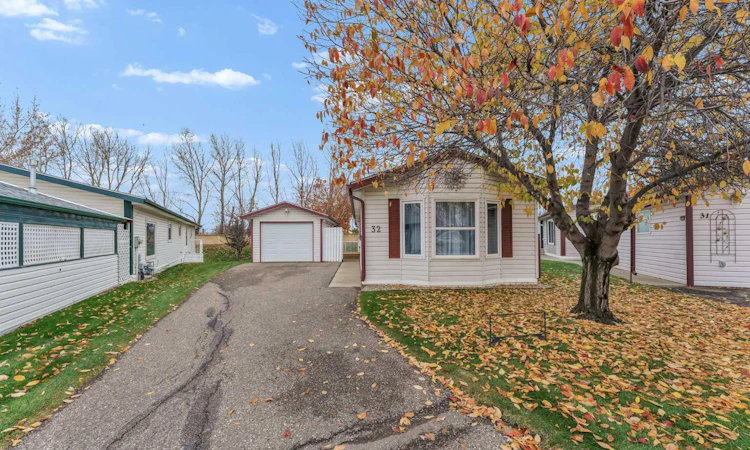 32-1600 Strachan Road SE