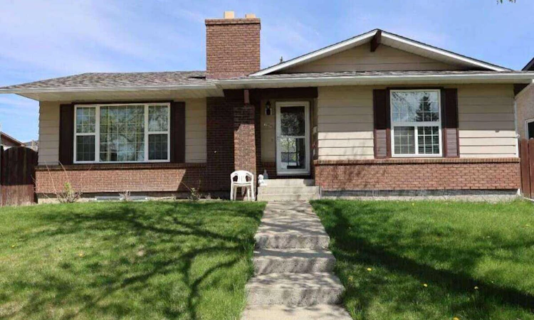636 Whitehorn Way NE