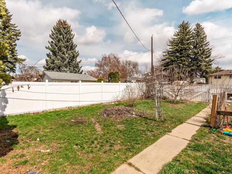 1009 17 Street N, Lethbridge, AB, T1H 3E3 - 17