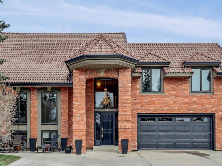 216 Coach Light Bay SW, Calgary, AB, T3H 1Y9