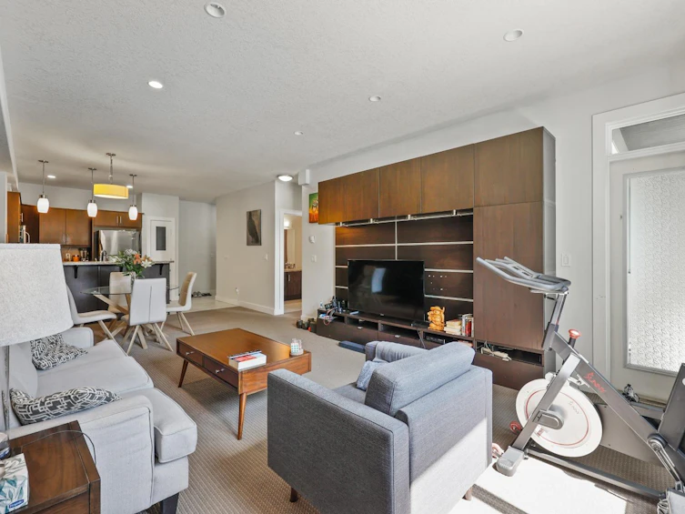 105-320 12 Avenue NE, Calgary, AB, T2E 1A4 - 2
