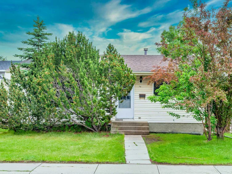 16 Castledale Gate NE, Calgary, AB, T3J 1X5