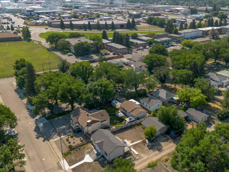 344 20 Street N, Lethbridge, AB, T1H 3M9 - 44