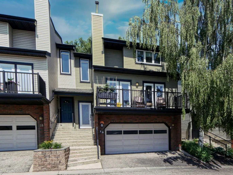 19-448 Strathcona Drive SW, Calgary, AB, T3H 1M3
