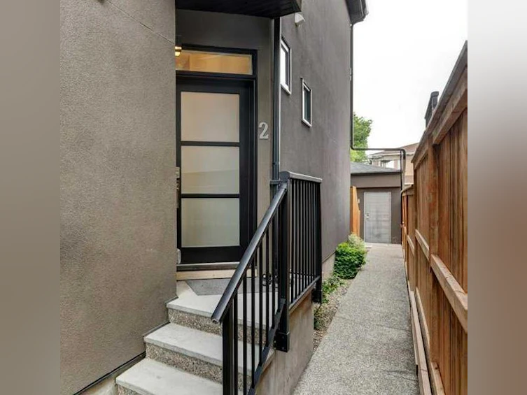 2428 29 Street Southwest, Calgary, AB, T3E 2K4 - 2