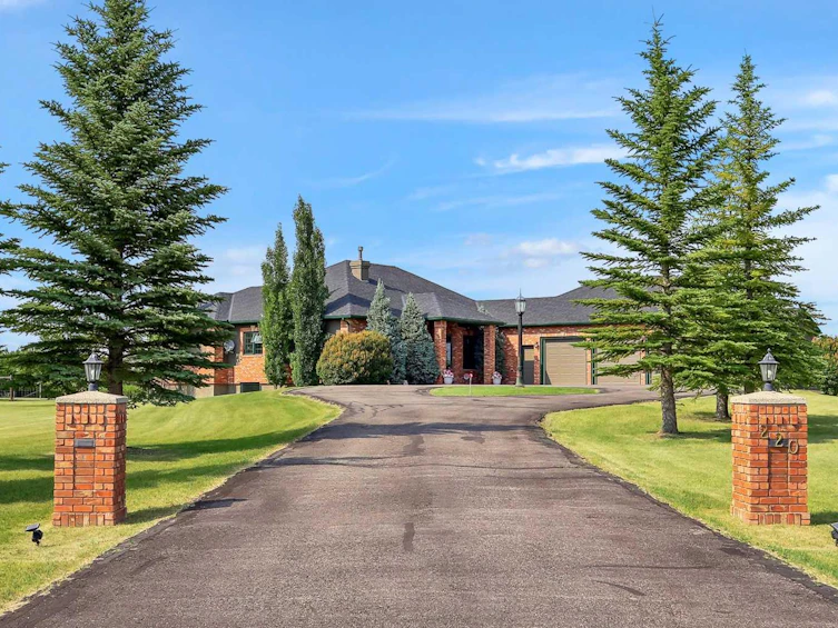 220 Country Lane Drive, Rural Rocky View County, AB, T3Z 1J4
