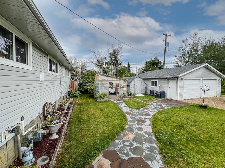 201 4 Avenue NE, Mclennan, AB, T0H 2L0 - 27