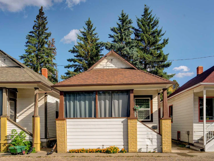 6 New Place SE, Calgary, AB, T2G 3Y2