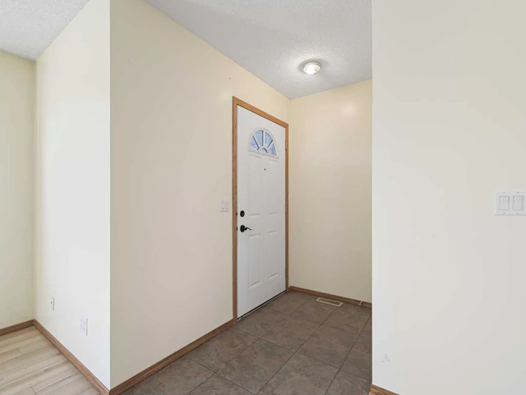 1914B 29 Avenue, Nanton, AB, T0L 1R0 - 2