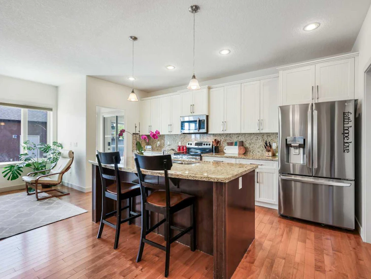 7611 36 Avenue NW, Calgary, AB, T3B 1V2 - 8