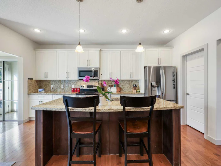 7611 36 Avenue NW, Calgary, AB, T3B 1V2 - 9