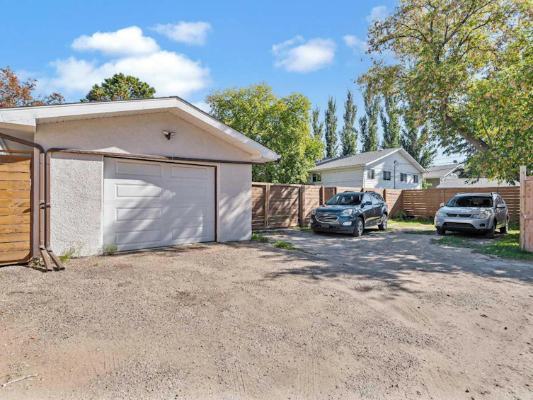 5920 51 Avenue, Red Deer, AB, T4N 4H9 - 6