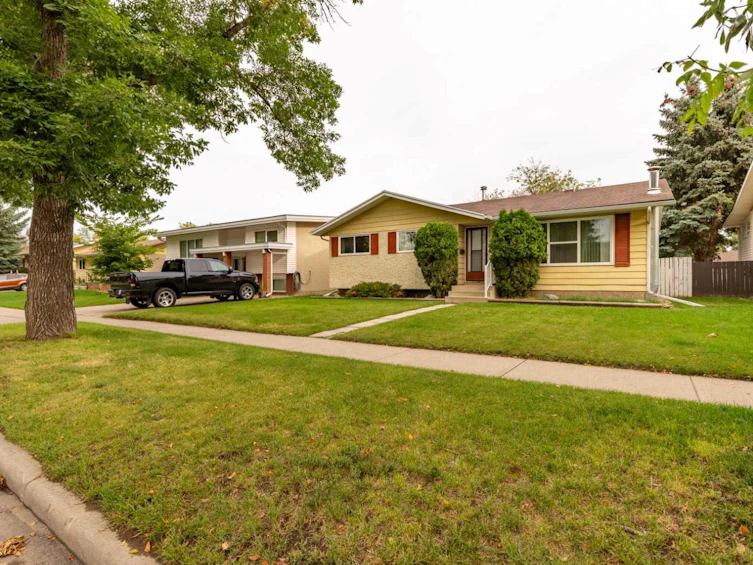 1705 23 Avenue N, Lethbridge, AB, T1H 4N3 - 2