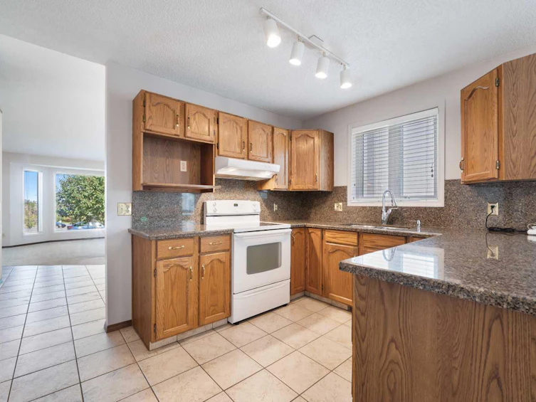 11 Sandringham Close NW, Calgary, AB, T2K 5L5 - 5