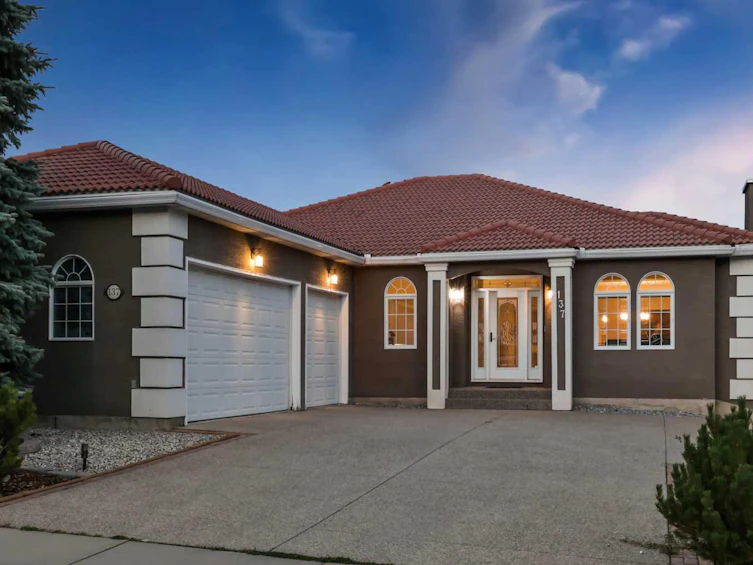 137 Signature Close SW, Calgary, AB, T3H 2V6