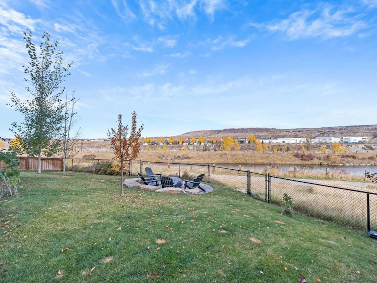 30 Riviera View S, Cochrane, AB, T4C 0Y7 - 38