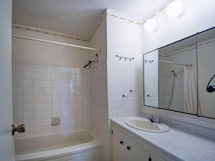 1027 32 Avenue NW, Calgary, AB, T2K 0B2 - 32