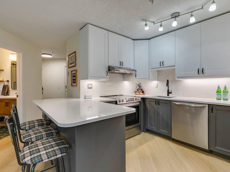 221-2233 34 Avenue SW, Calgary, AB, T2T 6N2 - 5