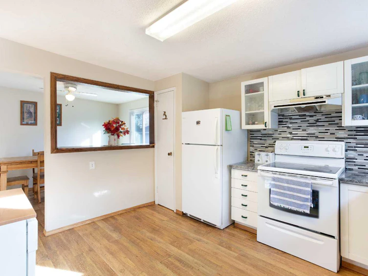 4641 69 Street NW, Calgary, AB, T3B 2K3 - 8