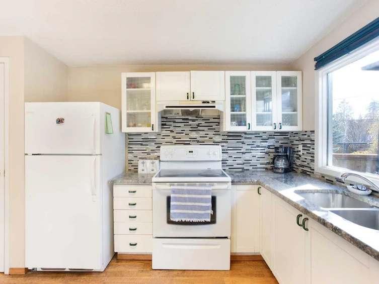 4641 69 Street NW, Calgary, AB, T3B 2K3 - 9