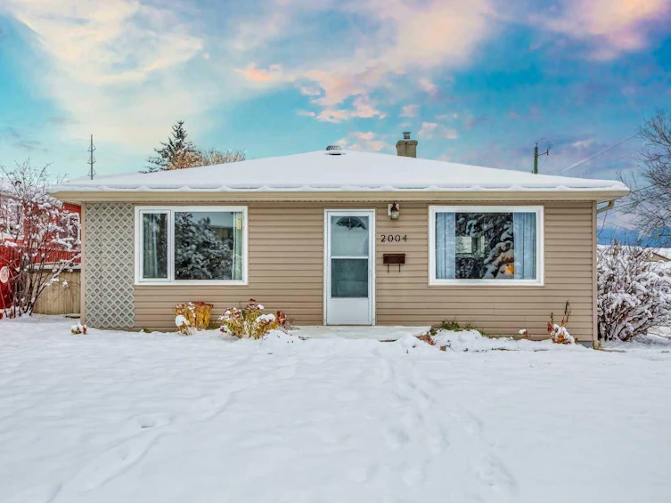 2004 52 Street NW, Calgary, AB, T3B 1C4 - 2