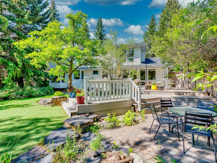 2 Varston Place NW, Calgary, AB, T3A 0B7