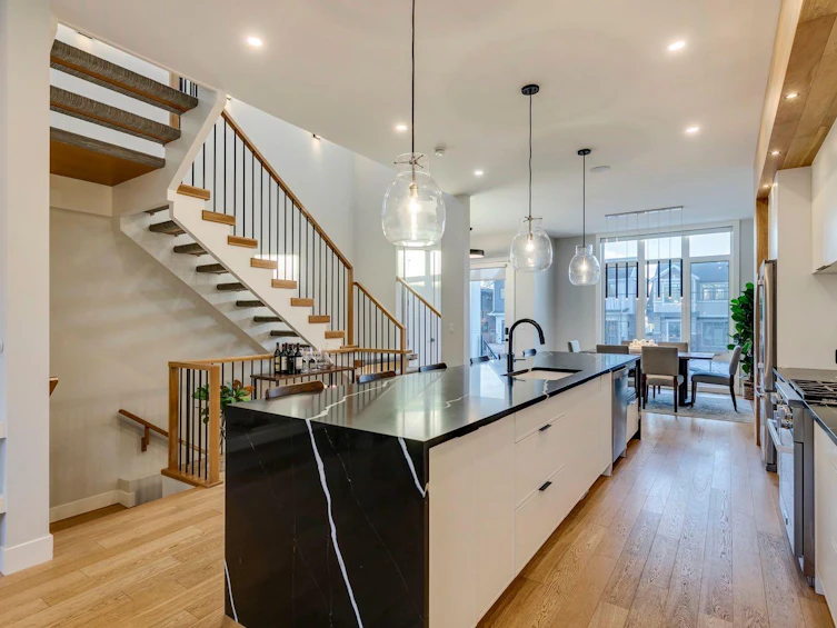 4511 16a Street SW, Calgary, AB, T2T 4L8