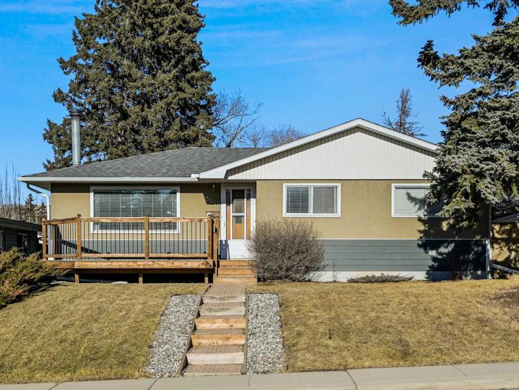 2548 Chicoutimi Drive NW, Calgary, AB, T2L 0W5