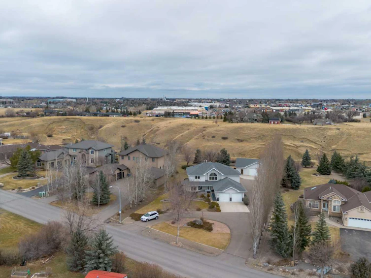 3019 48 Avenue S, Lethbridge, AB, T1K 7B3 - 48