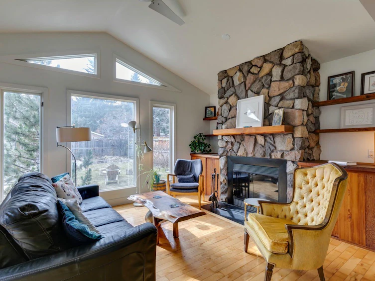 8111 34 Avenue NW, Calgary, AB, T3B 1P9 - 5