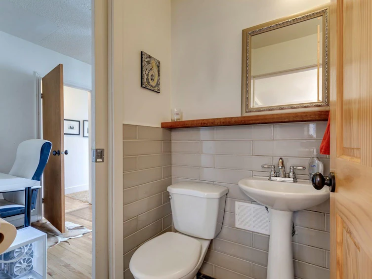 8111 34 Avenue NW, Calgary, AB, T3B 1P9 - 30