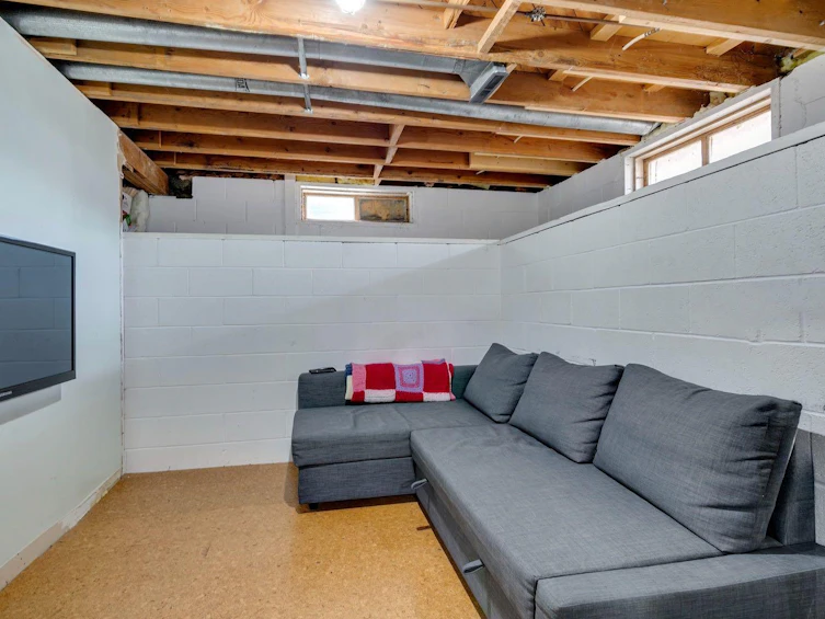 8111 34 Avenue NW, Calgary, AB, T3B 1P9 - 32