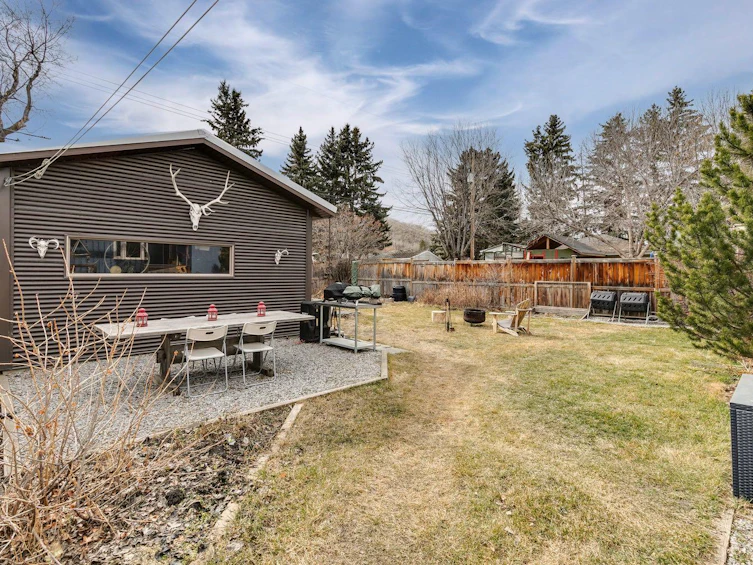 8111 34 Avenue NW, Calgary, AB, T3B 1P9 - 38