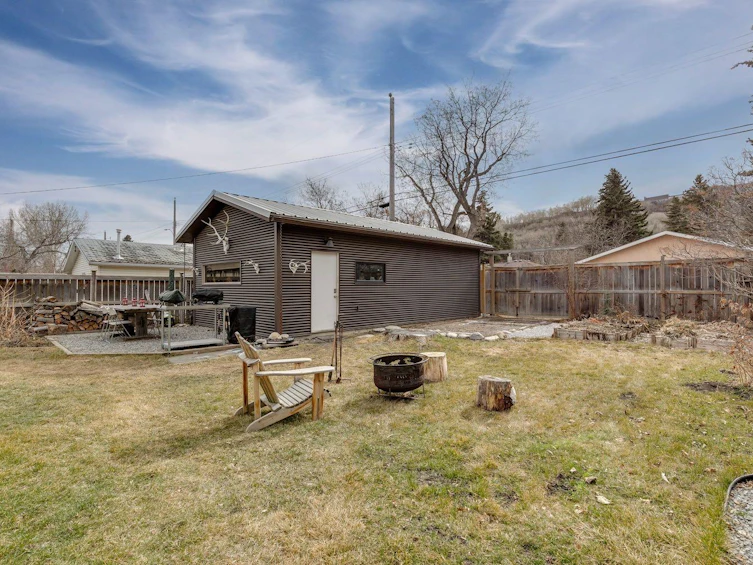 8111 34 Avenue NW, Calgary, AB, T3B 1P9 - 39
