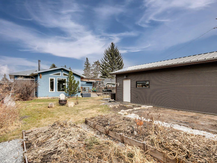 8111 34 Avenue NW, Calgary, AB, T3B 1P9 - 40