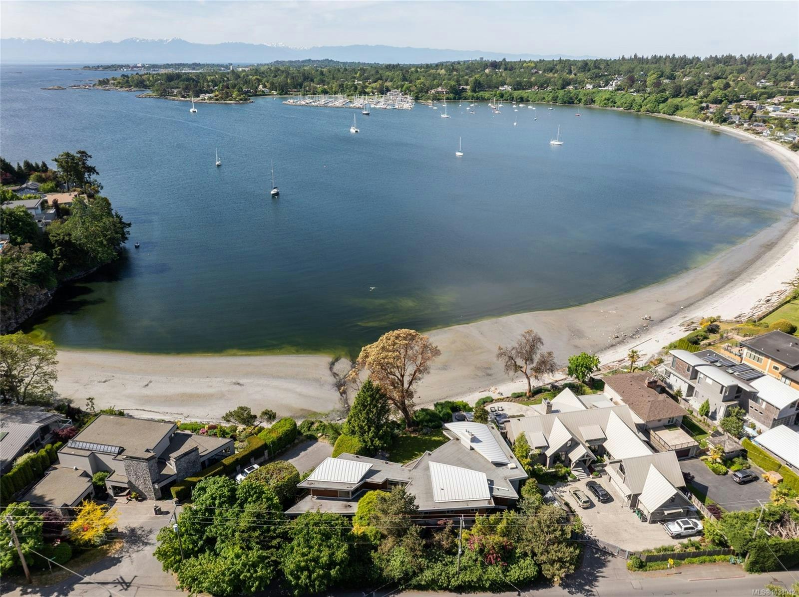3931 Cadboro Bay Road, Saanich, BC, V8N 4G7
