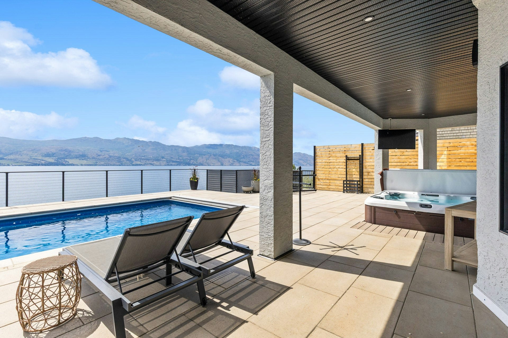 1069 Sunnyside Road, West Kelowna, BC, V1Z 2N7