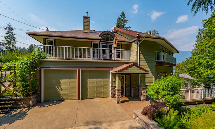 6172 Squilax Anglemont 16 Road
