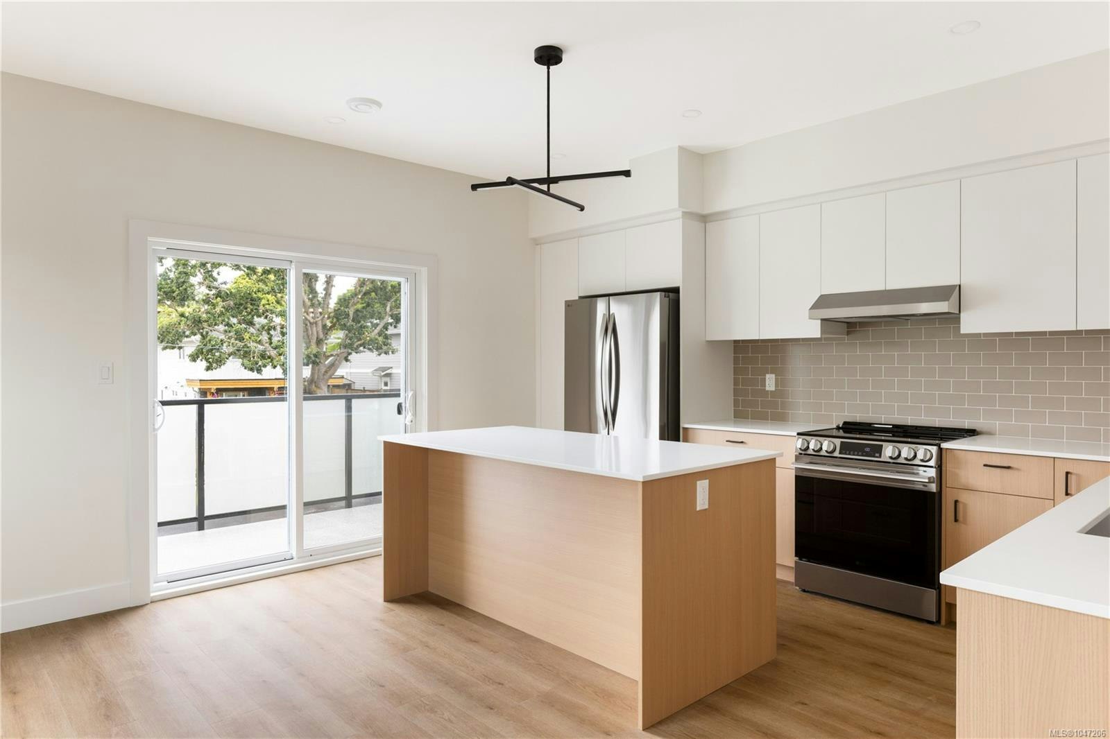 1-913 Dale Street, Saanich, BC, V8X 2V9