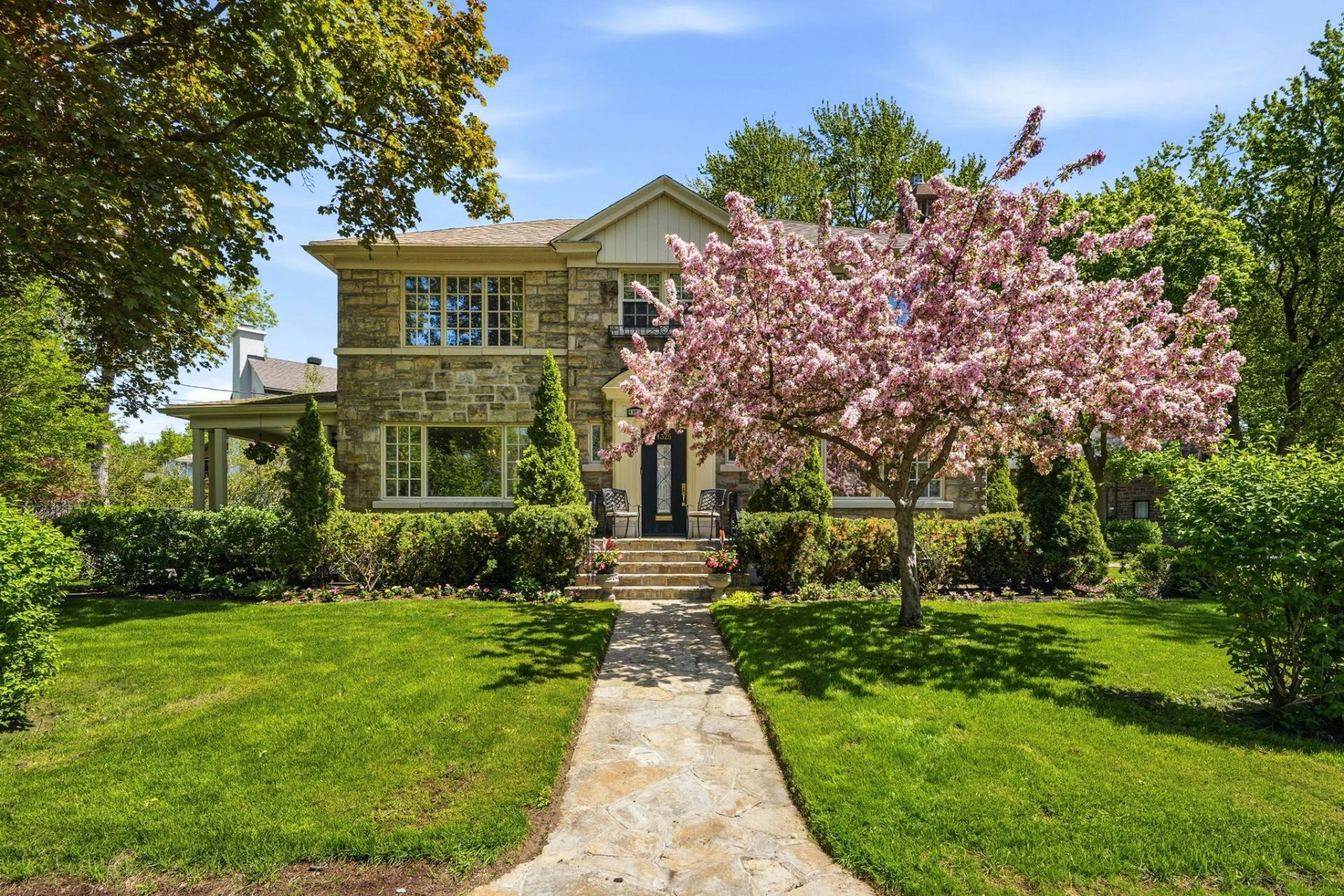 1325 St Clare Chemin, Mont-Royal, QC, H3R 2N5