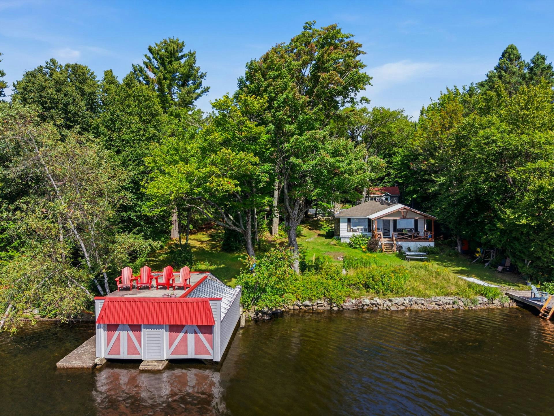 161 2e Rang, Saint-Étienne-de-Bolton, QC, J0E 2E0