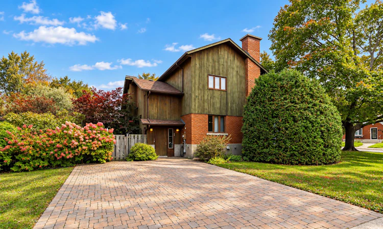 200 De Merton Avenue