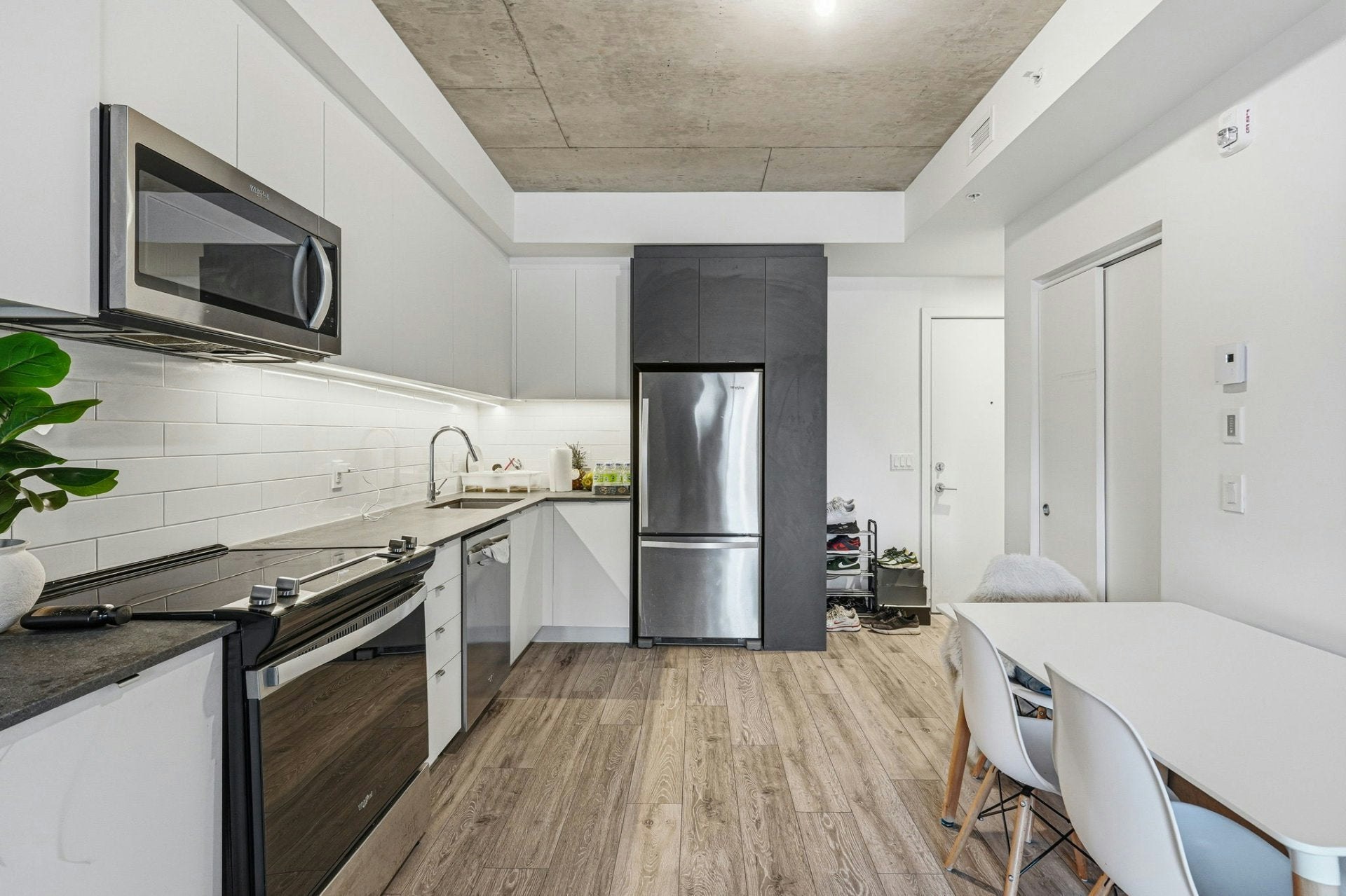 213-9250 Dubuisson Avenue, Montréal, QC, H3C 0Y1