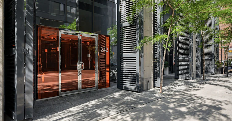 1605-242 Young Rue, Montréal, QC, H3C 2E9 - 2