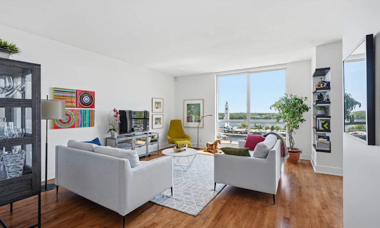 504-801 De La Commune Rue E