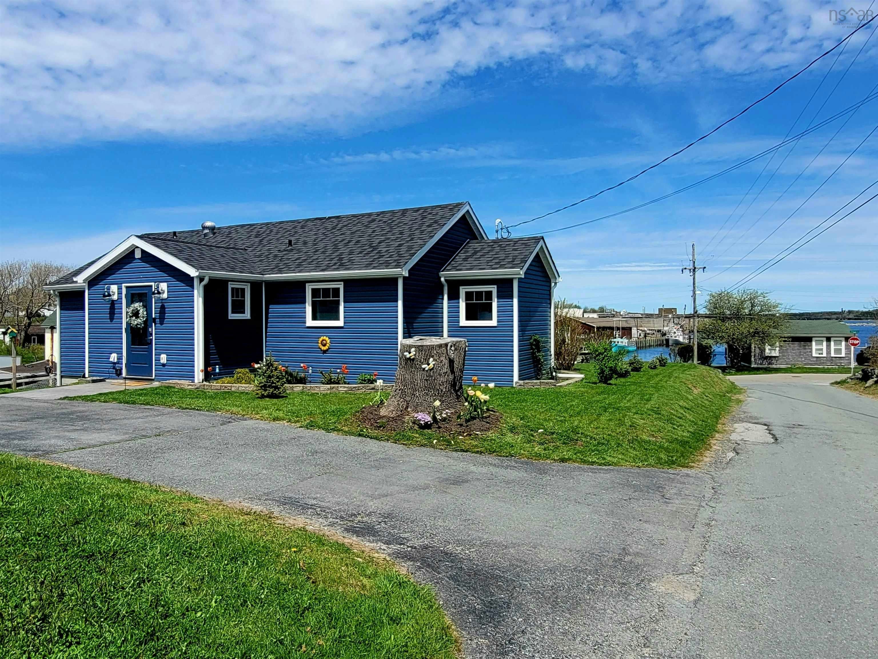 83 South Street, Lockeport, NS, B0T 1L0