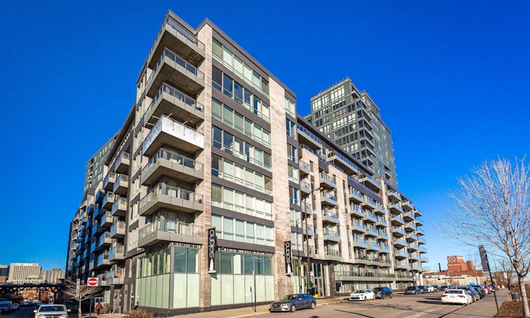 704-901 De La Commune Rue E