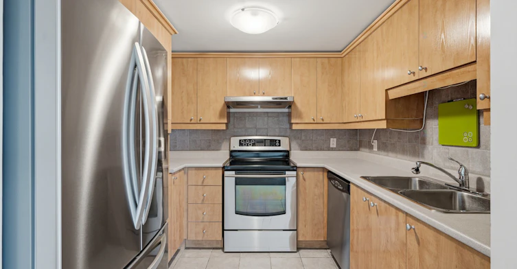 401-18 Du Bord Du Lac Lakeshore Chemin, Pointe-Claire, QC, H9S 5X9 - 11