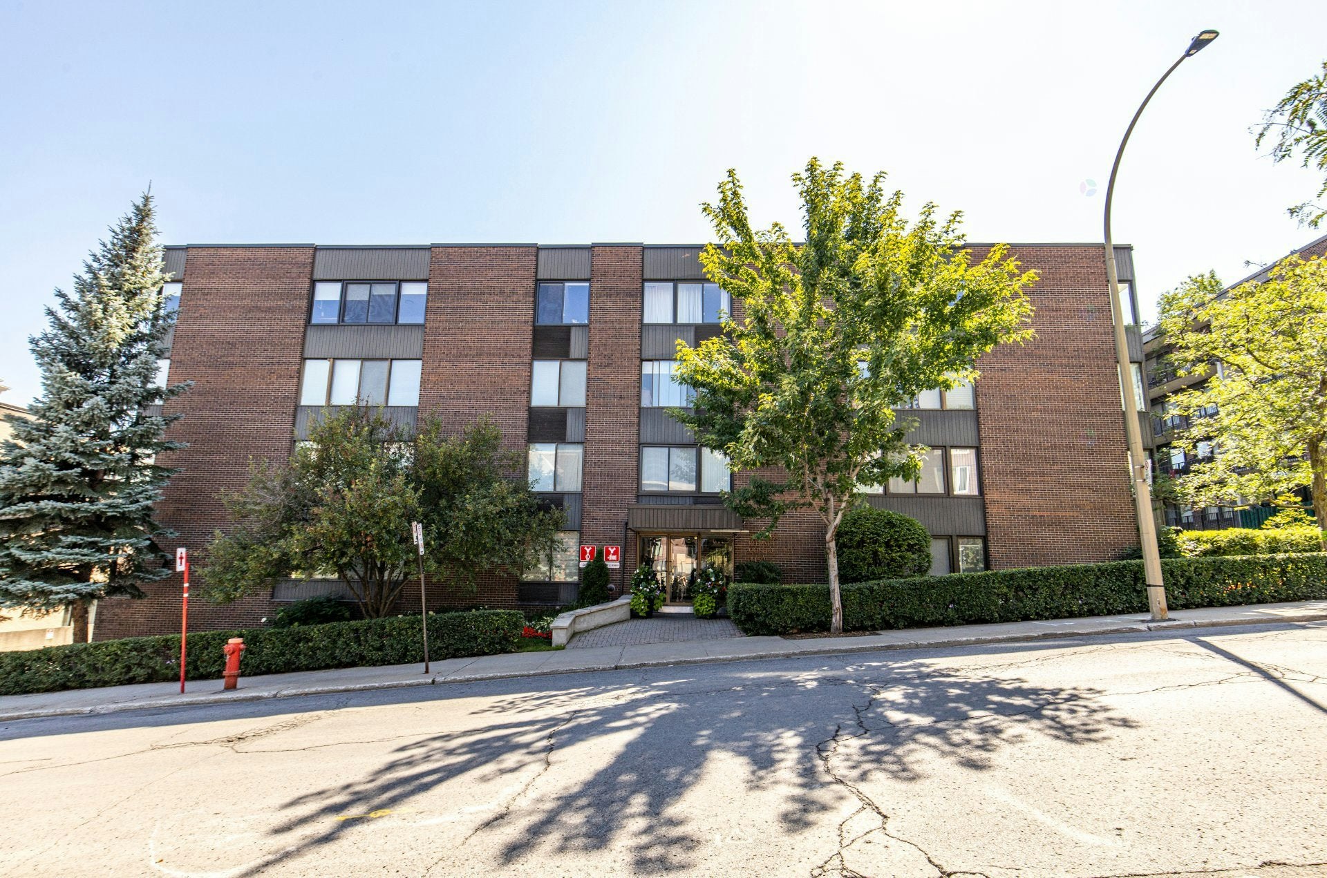 202-3450 Redpath Rue, Montréal, QC, H3G 2G3